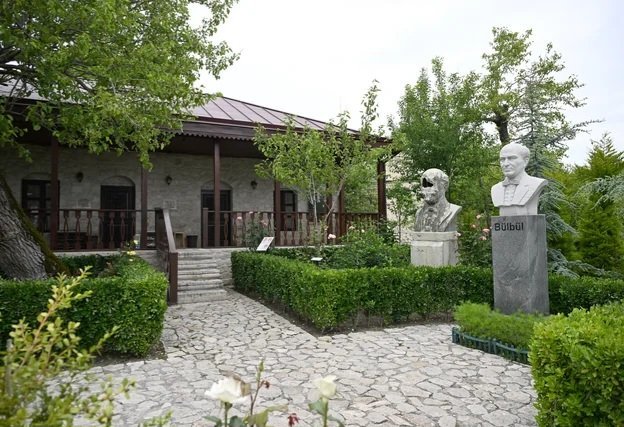 İlham Əliyev və Sərdar Berdiməhəmmədov Şuşada Bülbülün ev-muzeyini ziyarət ediblər İlham Əliyev və Sərdar Berdiməhəmmədov Şuşada Bülbülün ev-muzeyini ziyarət ediblər