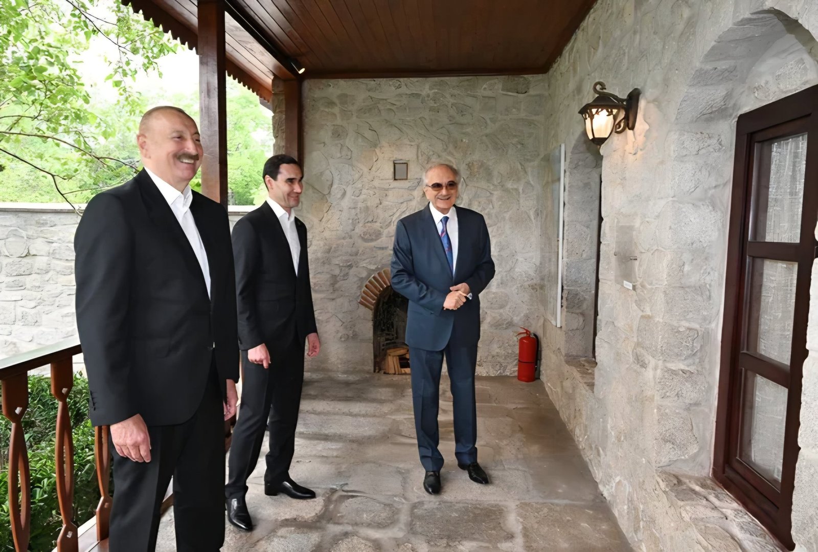 İlham Əliyev və Sərdar Berdiməhəmmədov Şuşada Bülbülün ev-muzeyini ziyarət ediblər İlham Əliyev və Sərdar Berdiməhəmmədov Şuşada Bülbülün ev-muzeyini ziyarət ediblər