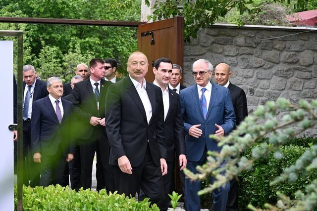 İlham Əliyev və Sərdar Berdiməhəmmədov Şuşada Bülbülün ev-muzeyini ziyarət ediblər İlham Əliyev və Sərdar Berdiməhəmmədov Şuşada Bülbülün ev-muzeyini ziyarət ediblər
