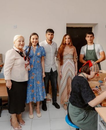 Leyla Əliyeva və Arzu Əliyeva internat məktəbində uşaqlarla görüşdülər