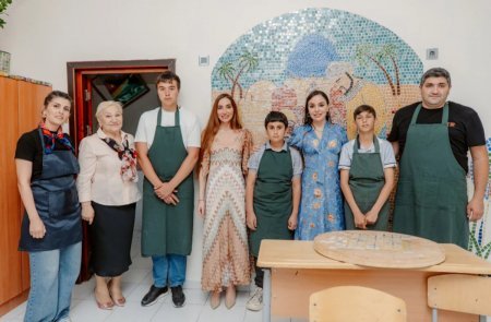 Leyla Əliyeva və Arzu Əliyeva internat məktəbində uşaqlarla görüşdülər