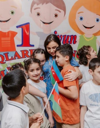 Leyla Əliyeva və Arzu Əliyeva internat məktəbində uşaqlarla görüşdülər