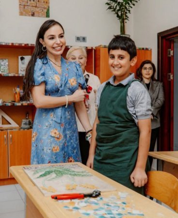 Leyla Əliyeva və Arzu Əliyeva internat məktəbində uşaqlarla görüşdülər