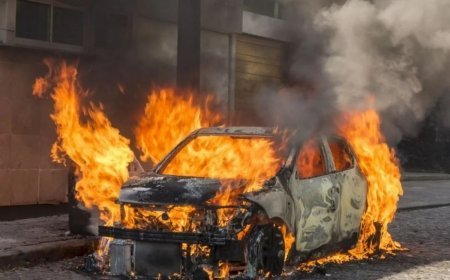 İsmayıllıda avtomobil küçədə yanıb İsmayıllıda avtomobil küçədə yanıb