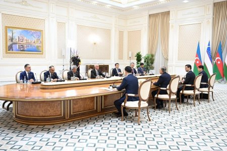 Şavkat Mirziyoyev Azərbaycanın Baş naziri Əli Əsədovu qəbul edib Şavkat Mirziyoyev Azərbaycanın Baş naziri Əli Əsədovu qəbul edib