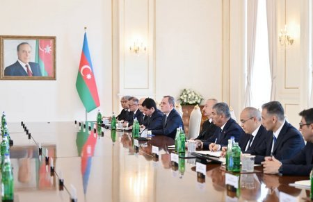 İlham Əliyev və Sərdar Berdiməhəmmədov arasında geniş tərkibdə görüş keçirilib İlham Əliyev və Sərdar Berdiməhəmmədov arasında geniş tərkibdə görüş keçirilib