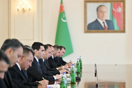 İlham Əliyev və Sərdar Berdiməhəmmədov arasında geniş tərkibdə görüş keçirilib İlham Əliyev və Sərdar Berdiməhəmmədov arasında geniş tərkibdə görüş keçirilib