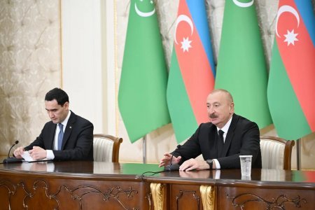 İlham Əliyev və Sərdar Berdiməhəmmədov mətbuata bəyanatla çıxış ediblər