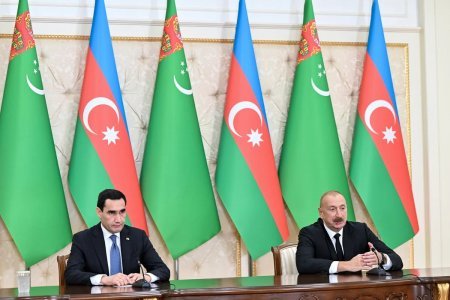 İlham Əliyev və Sərdar Berdiməhəmmədov mətbuata bəyanatla çıxış ediblər