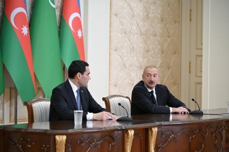 İlham Əliyev və Sərdar Berdiməhəmmədov mətbuata bəyanatla çıxış ediblər