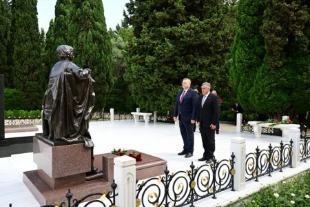 Həştərxan nümayəndə heyəti Fəxri xiyabanı ziyarət edib