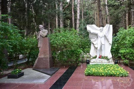 Həştərxan nümayəndə heyəti Fəxri xiyabanı ziyarət edib
