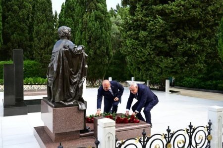 Həştərxan nümayəndə heyəti Fəxri xiyabanı ziyarət edib