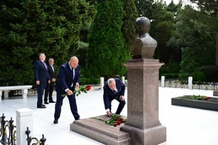 Həştərxan nümayəndə heyəti Fəxri xiyabanı ziyarət edib
