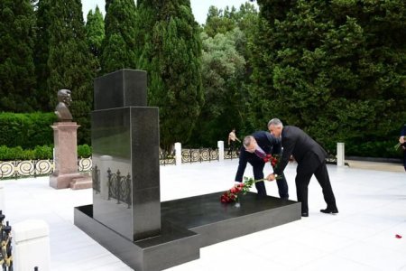Həştərxan nümayəndə heyəti Fəxri xiyabanı ziyarət edib