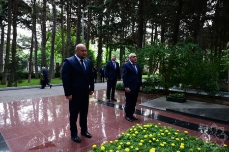 Həştərxan nümayəndə heyəti Fəxri xiyabanı ziyarət edib
