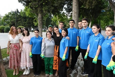 Bakı Bulvarında mövsümi güllərin əkilməsi aksiyası keçirilib