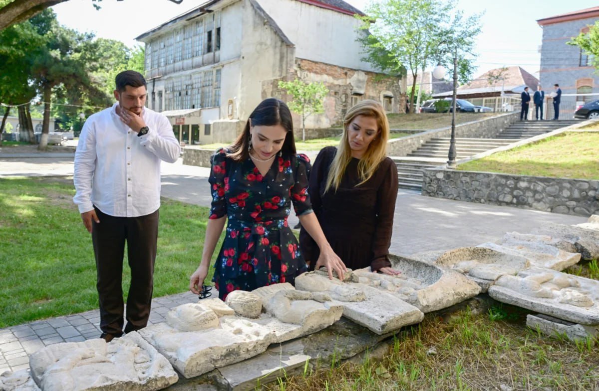 Leyla Əliyeva Şəkidə Məhəmməd Füzuli adına parkda aparılacaq bərpa işləri ilə tanış olub Leyla Əliyeva Şəkidə Məhəmməd Füzuli adına parkda aparılacaq bərpa işləri ilə tanış olub