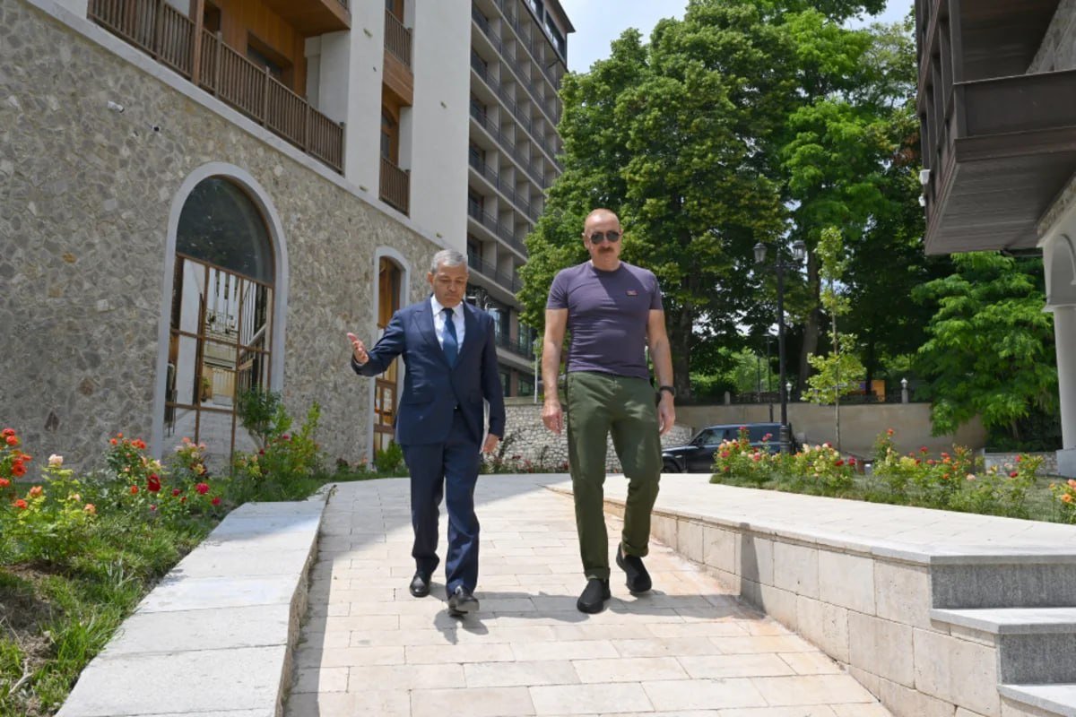 Prezident İlham Əliyev Şuşanın Qarabağ küçəsində həyata keçirilən layihələrlə tanış olub Prezident İlham Əliyev Şuşanın Qarabağ küçəsində həyata keçirilən layihələrlə tanış olub