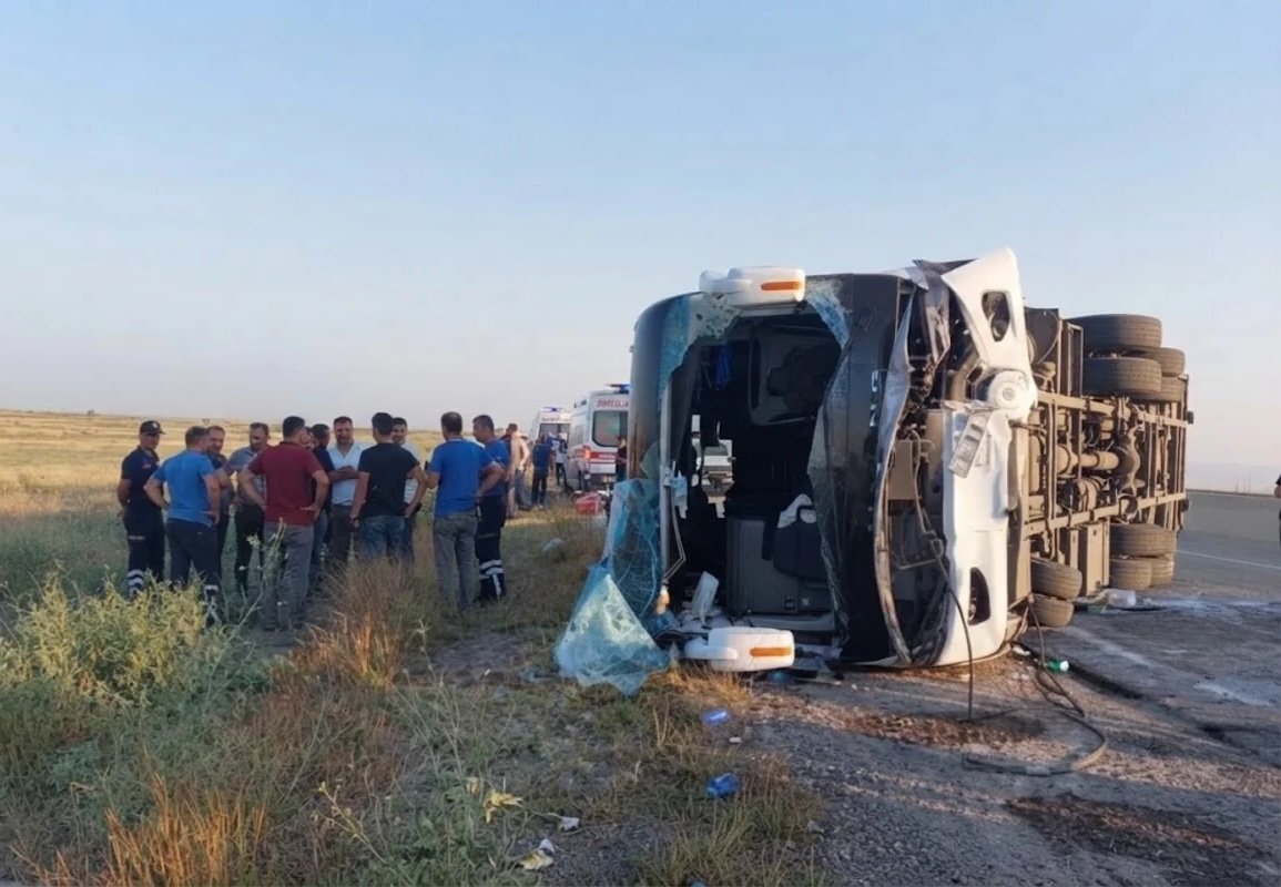Bakı-Qazax yolunda sərnişin avtobusu aşdı: 28 nəfər xəsarət aldı Bakı-Qazax yolunda sərnişin avtobusu aşdı: 28 nəfər xəsarət aldı