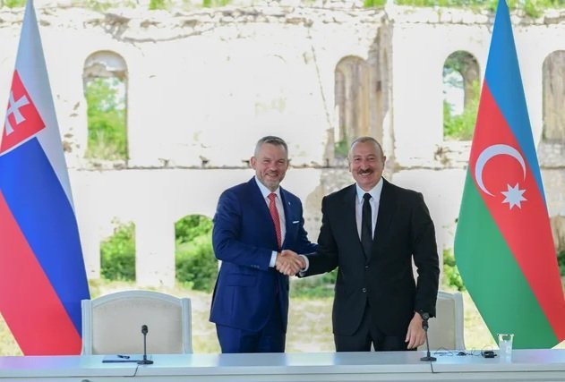 İlham Əliyev və Peter Pelleqrini Şuşada mətbuata bəyanatlarla çıxış ediblər