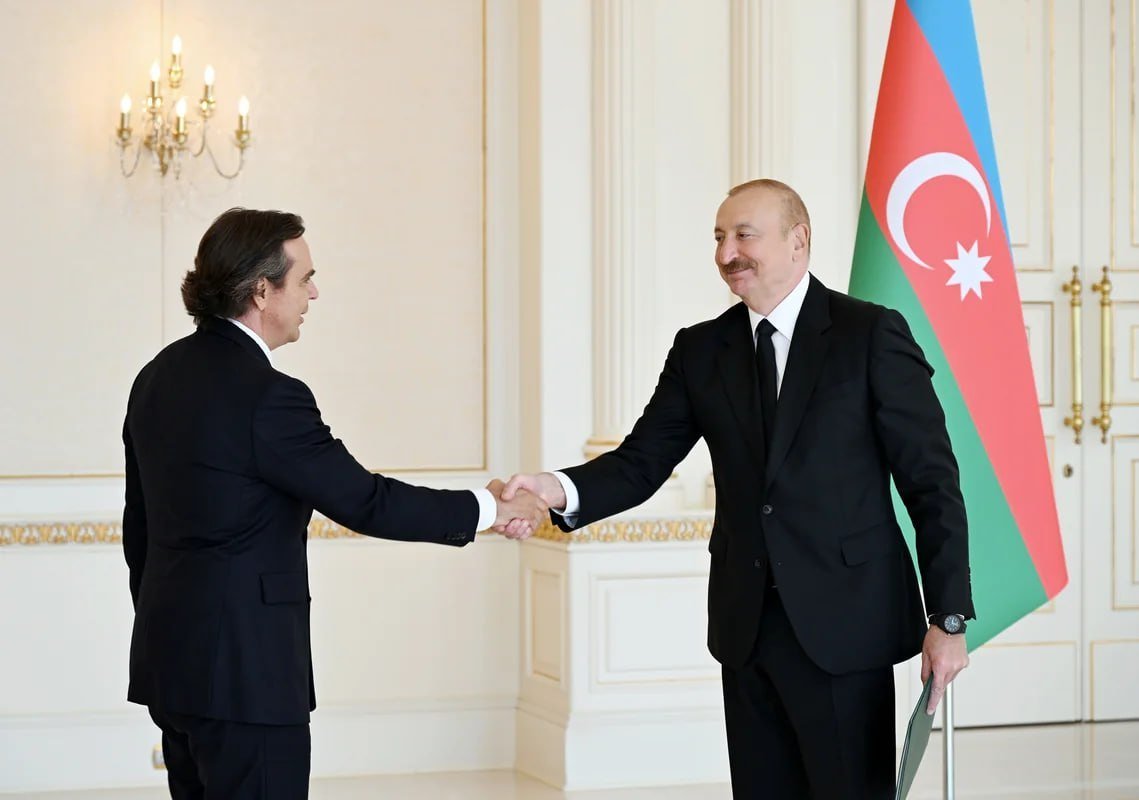 Prezident İlham Əliyev Braziliyanın Azərbaycana yeni təyin olunmuş səfirini qəbul edib Prezident İlham Əliyev Braziliyanın Azərbaycana yeni təyin olunmuş səfirini qəbul edib