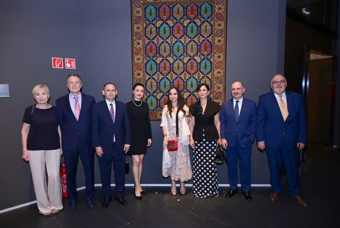Leyla Əliyeva Budapeştdə Azərbaycan xalçalarına həsr olunmuş sərginin açılışında iştirak edib Leyla Əliyeva Budapeştdə Azərbaycan xalçalarına həsr olunmuş sərginin açılışında iştirak edib