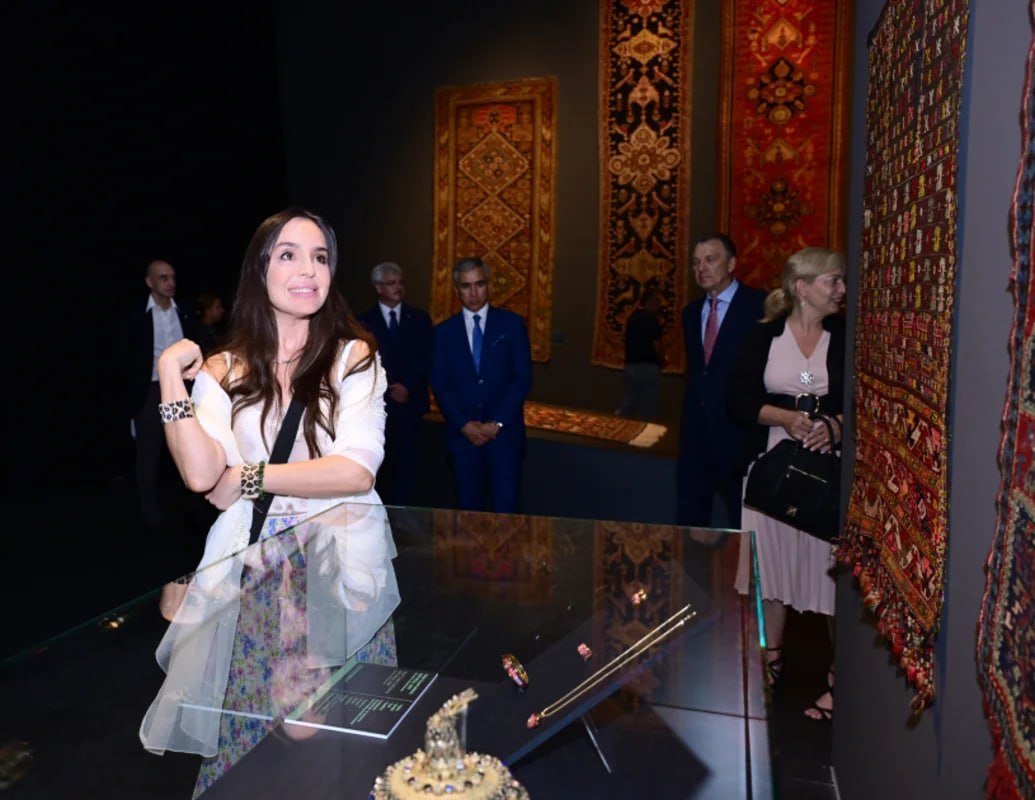 Leyla Əliyeva Budapeştdə Azərbaycan xalçalarına həsr olunmuş sərginin açılışında iştirak edib Leyla Əliyeva Budapeştdə Azərbaycan xalçalarına həsr olunmuş sərginin açılışında iştirak edib