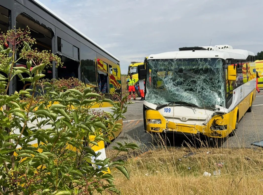 Çexiyada iki avtobus toqquşdu: 30-dan çox yaralı var Çexiyada iki avtobus toqquşdu: 30-dan çox yaralı var