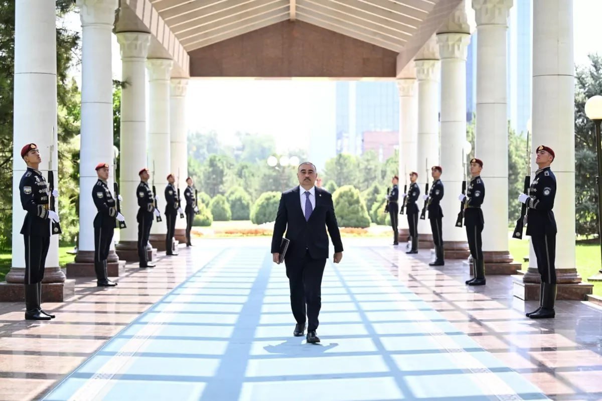 Şavkat Mirziyoyev Azərbaycanın yeni səfirinin etimadnaməsini qəbul edib