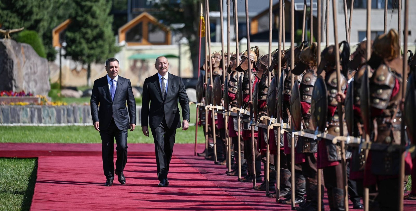 Qırğızıstanda Prezident İlham Əliyevin rəsmi qarşılanma mərasimi keçirilib Qırğızıstanda Prezident İlham Əliyevin rəsmi qarşılanma mərasimi keçirilib