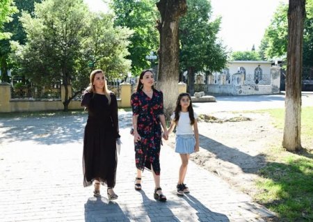 Leyla Əliyeva Şəkidə Məhəmməd Füzuli adına parkda aparılacaq bərpa işləri ilə tanış olub Leyla Əliyeva Şəkidə Məhəmməd Füzuli adına parkda aparılacaq bərpa işləri ilə tanış olub