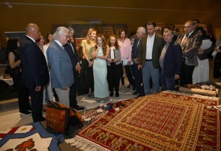 Azərbaycan Milli Xalça Muzeyində “Divanü lüğat-it-türk” sərgisi açılıb Azərbaycan Milli Xalça Muzeyində “Divanü lüğat-it-türk” sərgisi açılıb