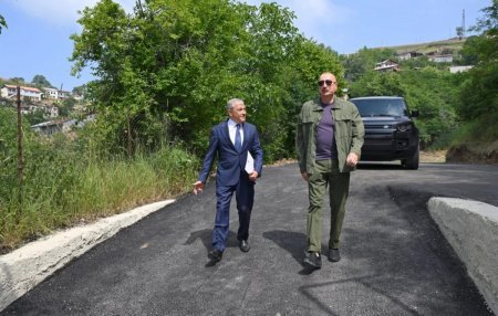 Prezident İlham Əliyev Kiçik Qaladərəsi kəndində görülən işlərlə tanış olub, sakinlərlə görüşüb Prezident İlham Əliyev Kiçik Qaladərəsi kəndində görülən işlərlə tanış olub, sakinlərlə görüşüb