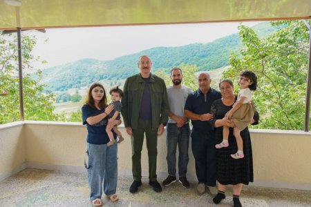 Prezident İlham Əliyev Kiçik Qaladərəsi kəndində görülən işlərlə tanış olub, sakinlərlə görüşüb Prezident İlham Əliyev Kiçik Qaladərəsi kəndində görülən işlərlə tanış olub, sakinlərlə görüşüb
