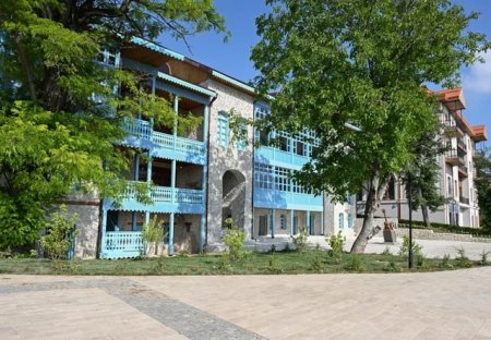 Prezident İlham Əliyev Şuşada "Sadıqcanın evi"nin açılışında iştirak edib Prezident İlham Əliyev Şuşada "Sadıqcanın evi"nin açılışında iştirak edib