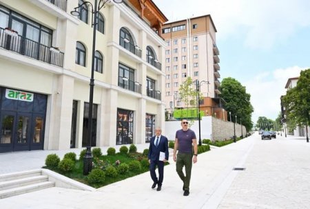 Prezident İlham Əliyev Şuşanın Qarabağ küçəsində həyata keçirilən layihələrlə tanış olub Prezident İlham Əliyev Şuşanın Qarabağ küçəsində həyata keçirilən layihələrlə tanış olub