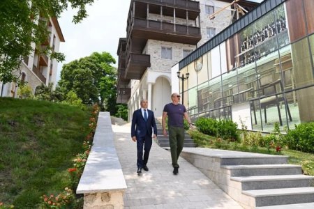 Prezident İlham Əliyev Şuşanın Qarabağ küçəsində həyata keçirilən layihələrlə tanış olub Prezident İlham Əliyev Şuşanın Qarabağ küçəsində həyata keçirilən layihələrlə tanış olub