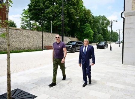 Prezident İlham Əliyev Şuşanın Qarabağ küçəsində həyata keçirilən layihələrlə tanış olub Prezident İlham Əliyev Şuşanın Qarabağ küçəsində həyata keçirilən layihələrlə tanış olub