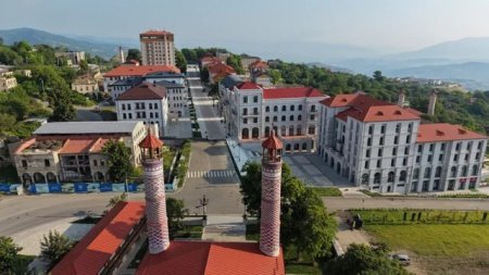 Prezident İlham Əliyev Şuşanın Qarabağ küçəsində həyata keçirilən layihələrlə tanış olub Prezident İlham Əliyev Şuşanın Qarabağ küçəsində həyata keçirilən layihələrlə tanış olub