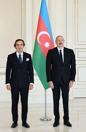 Prezident İlham Əliyev Braziliyanın Azərbaycana yeni təyin olunmuş səfirini qəbul edib Prezident İlham Əliyev Braziliyanın Azərbaycana yeni təyin olunmuş səfirini qəbul edib