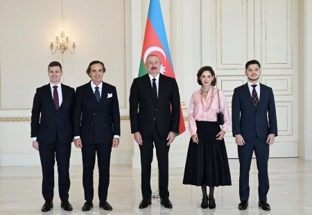 Prezident İlham Əliyev Braziliyanın Azərbaycana yeni təyin olunmuş səfirini qəbul edib Prezident İlham Əliyev Braziliyanın Azərbaycana yeni təyin olunmuş səfirini qəbul edib