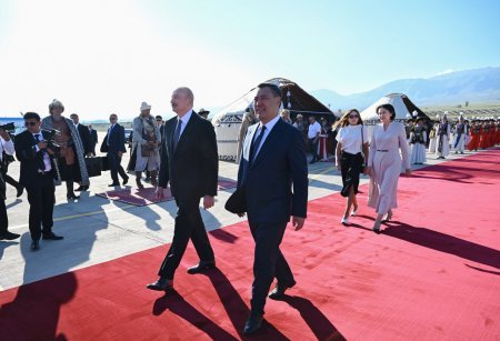 Prezident İlham Əliyevin Qırğızıstanda rəsmi qarşılanma mərasimindən fotolar Prezident İlham Əliyevin Qırğızıstanda rəsmi qarşılanma mərasimindən fotolar