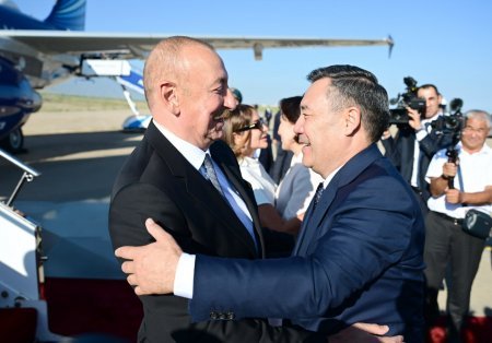 Prezident İlham Əliyevin Qırğızıstanda rəsmi qarşılanma mərasimindən fotolar Prezident İlham Əliyevin Qırğızıstanda rəsmi qarşılanma mərasimindən fotolar