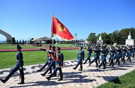 Qırğızıstanda Prezident İlham Əliyevin rəsmi qarşılanma mərasimi keçirilib Qırğızıstanda Prezident İlham Əliyevin rəsmi qarşılanma mərasimi keçirilib