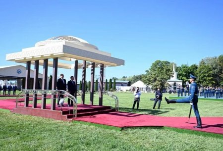 Qırğızıstanda Prezident İlham Əliyevin rəsmi qarşılanma mərasimi keçirilib Qırğızıstanda Prezident İlham Əliyevin rəsmi qarşılanma mərasimi keçirilib