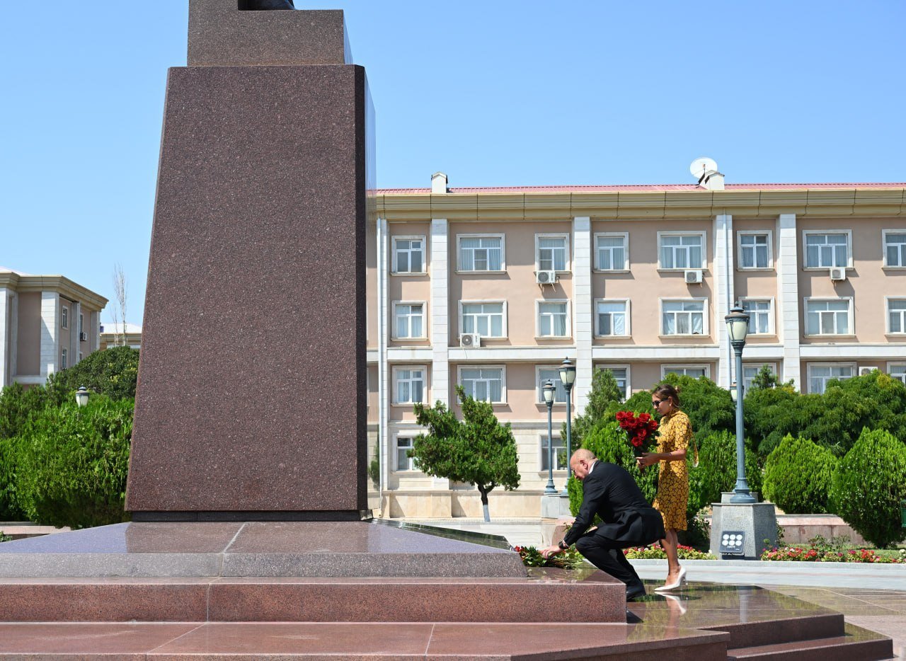 İlham Əliyev və Mehriban Əliyeva Heydər Əliyevin Naxçıvandakı abidəsini ziyarət ediblər İlham Əliyev və Mehriban Əliyeva Heydər Əliyevin Naxçıvandakı abidəsini ziyarət ediblər