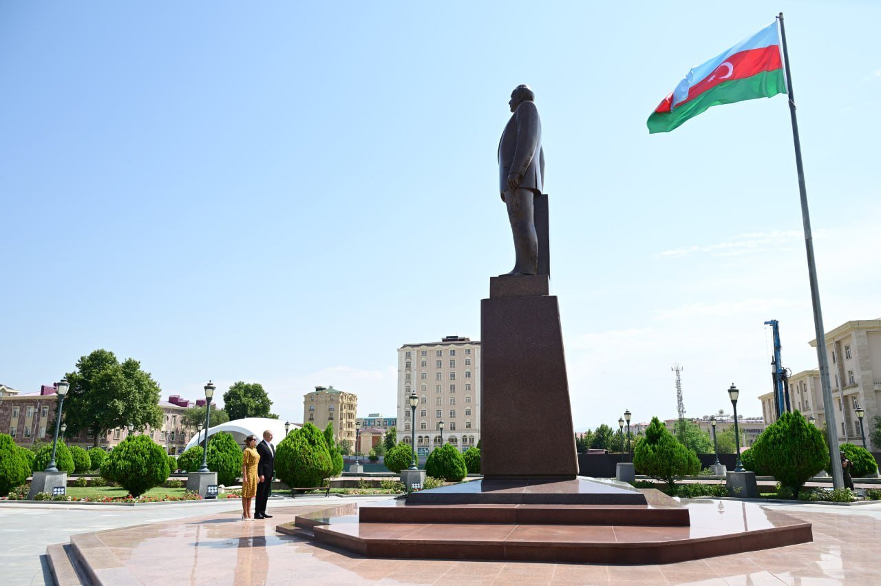 İlham Əliyev və Mehriban Əliyeva Heydər Əliyevin Naxçıvandakı abidəsini ziyarət ediblər İlham Əliyev və Mehriban Əliyeva Heydər Əliyevin Naxçıvandakı abidəsini ziyarət ediblər