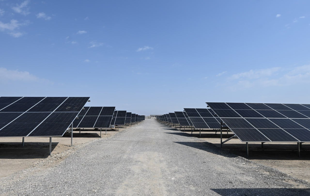 İlham Əliyev Naxçıvanda inşa olunan günəş elektrik stansiyalarında görülən işlərlə tanış olub İlham Əliyev Naxçıvanda inşa olunan günəş elektrik stansiyalarında görülən işlərlə tanış olub
