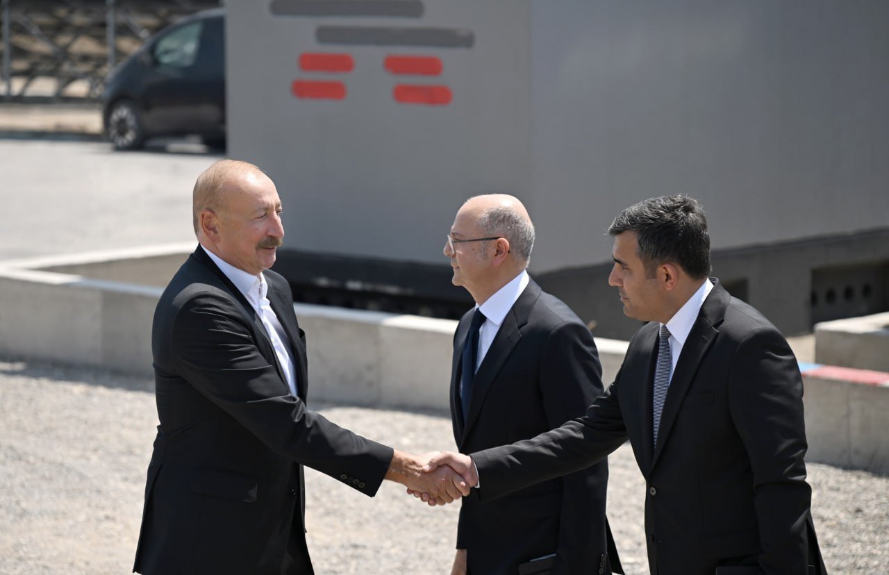 İlham Əliyev Naxçıvanda inşa olunan günəş elektrik stansiyalarında görülən işlərlə tanış olub İlham Əliyev Naxçıvanda inşa olunan günəş elektrik stansiyalarında görülən işlərlə tanış olub